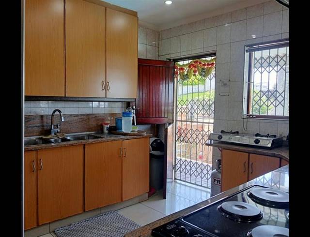4 BEDROOM HOUSE FOR SALE IN SEA VIEW